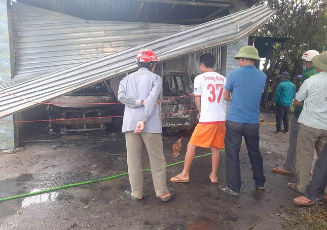 Vụ hoả hoạn đã khiến 2 chiếc xe ô tô cùng nhiều tài sản khác bị thiêu rụi hoàn toàn.