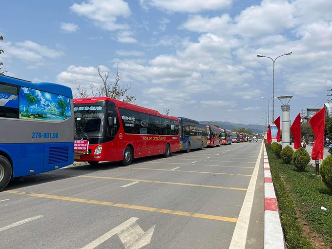 Loạt xe khách xếp hàng dài biểu tình. Ảnh Q.A