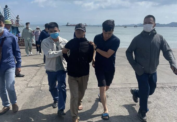 Lê Văn Nghị (đội mũ) bị lực lượng chức năng phát hiện và đưa về trụ sở Công an thị trấn Cát Hải
