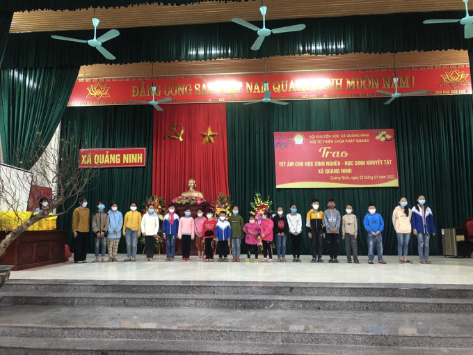 Quang cảnh buổi lễ trao quà tại xã Quảng Ninh của đoàn