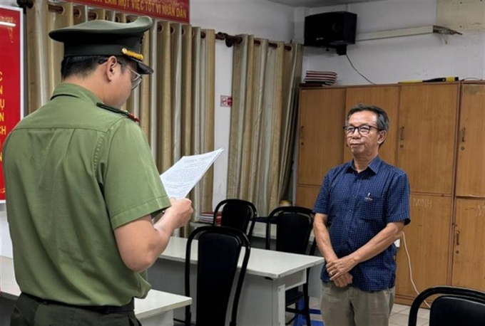 Cơ quan ANĐT Công an TP Hồ Chí Minh tống đạt các quyết định và lệnh đối với ông Nguyễn Quang Thông.