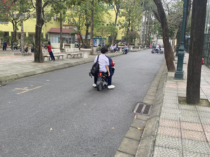 Việc không đội mũ bảo hiểm, điều khiển xe không biển số, xe có vận tốc lớn tham gia giao thông của học sinh đã đều là những hình ảnh quen thuộc