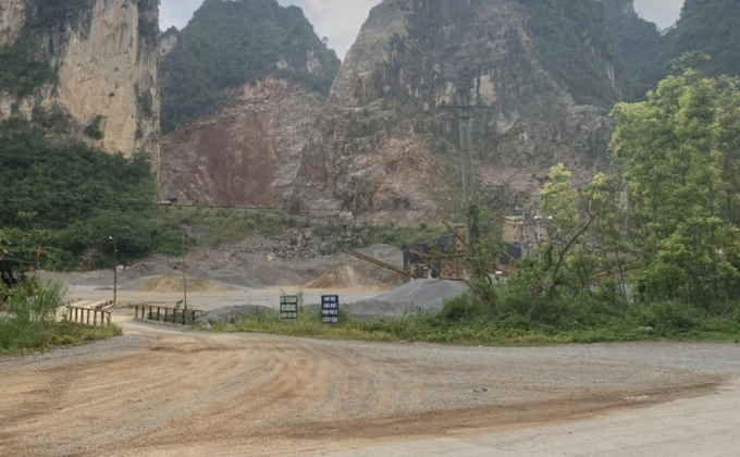 Xung quanh đường vào các xã Yên Vượng, xã Đồng Tân của huyện Hữu Lũng có rất nhiều mỏ đá như Mỏ đá Hoàng Khánh Linh, Mỏ Võ Nói, Mỏ Yên Vượng hay Mỏ Thành Đông.