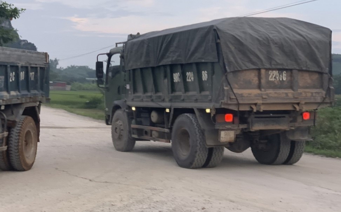 Điều kỳ lạ là với tần suất như thế, nhưng tuyệt nhiên không thấy sự có mặt của lực lượng chức năng như Trạm CSGT Tùng Diễn (Phòng CSGT Công an tỉnh Lạng Sơn), lực lượng Thanh tra giao thông tỉnh Lạng Sơn hay Công an huyện Hữu Lũng… kiểm tra, kiểm soát trên các tuyến đường tại những khu vực này.