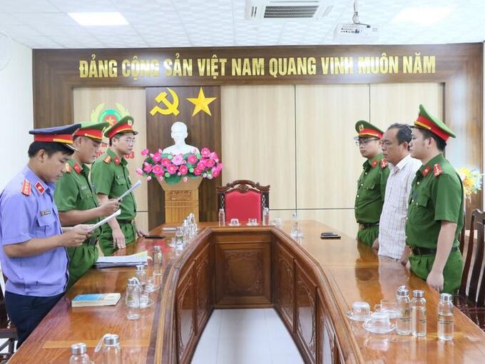 Cơ quan chức năng đọc quyết định khởi tố đối với Hà Văn Quyền