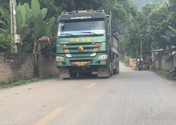 Với tần suất hàng trăm chuyến đi và về mỗi ngày, “binh đoàn” xe chở đá tại đây khiến các con đường vào các xã này của huyện Hữu Lũng xuống cấp nặng nề, ngày mưa thì bùn lầy, ngày nắng thì bụi bặm bay mù mịt, người dân thì vô cùng bức xúc.