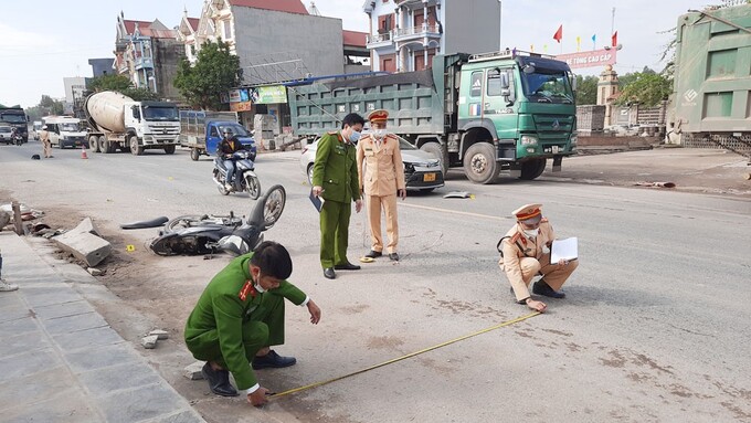 Huyện Lạng Giang phối hợp với Phòng Cảnh sát giao thông (Công an tỉnh) khám nghiệm hiện trường vụ tai nạn giữa ô tô và xe máy trên QL1 đoạn qua thôn Dĩnh Tân, xã Tân Dĩnh.