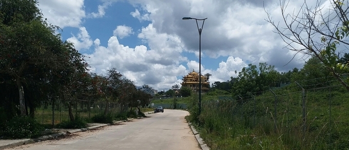 Đường vào Khu Công viên Văn hóa - Đô thị Đà Lạt vẫn chỉ là những bức tường rào và cỏ mọc lấp hết vỉa hè