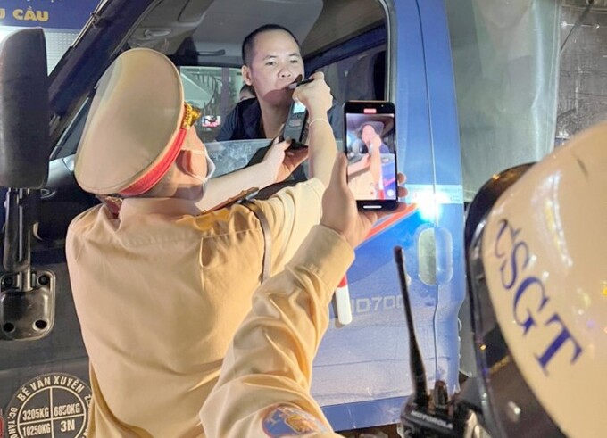 Tổ công tác Đội CSGT Công an huyện Lục Ngạn kiểm tra, xử lý vi phạm nồng độ cồn trên QL31, đoạn qua thị trấn Chũ.