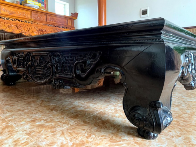Sập gụ được làm từ các khối gỗ lim khai thác dưới ao