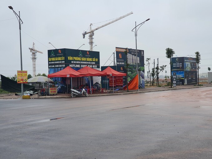 Trước đó, Các sàn môi giới BĐS rầm rộ dựng lều bạt, văn phòng giao dịch bên ngoài khu vực xây dựng Dự án NOXH EVERGREEN Bắc Giang để rao bán căn hộ của dự án khi chưa đủ điều kiện.