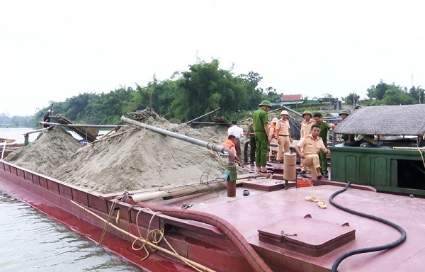 Lực lượng chức năng tiến hành kiểm tra các sà lan hút cát trái phép