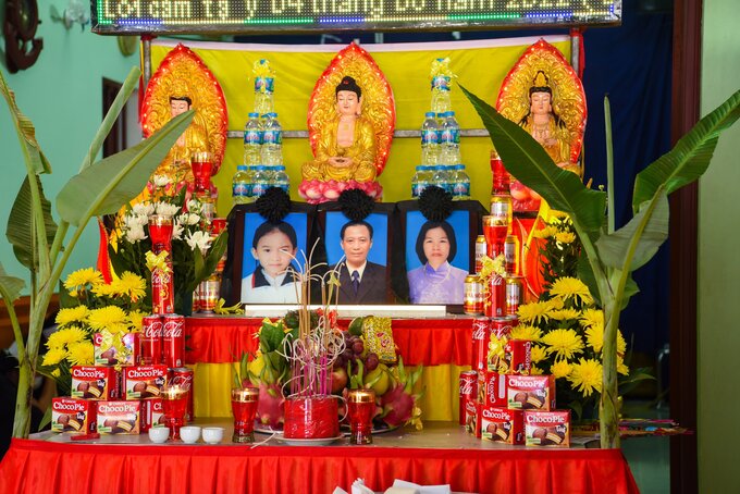 Cú đâm xe rất mạnh khiến anh H., chị Dương Thị Q. (44 tuổi, vợ ông H.) và cháu Nguyễn Thùy D. (13 tuổi, con gái ông H.) tử vong tại chỗ. Xe ô tô và xe máy bị hư hỏng nặng.