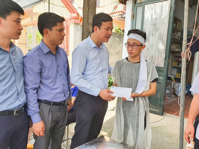 Trong đám tang sáng nay, Phó Chủ tịch UBND tỉnh Bắc Giang Lê Ô Pích đến động viên chia buồn cùng gia đình anh N.M.H.