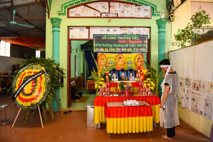 Sáng 3/6, người thân, hàng xóm đã mang vòng hoa đến chia buồn với thân nhân 3 nạn nhân vừa tử vong vì tai nạn giao thông đêm 2/6. Mọi người đều bất bình với tài xế điều khiển xe Audi trong tình trạng say xỉn gây ra cái chết thương tâm cho 3 nạn nhân trong cùng một gia đình.