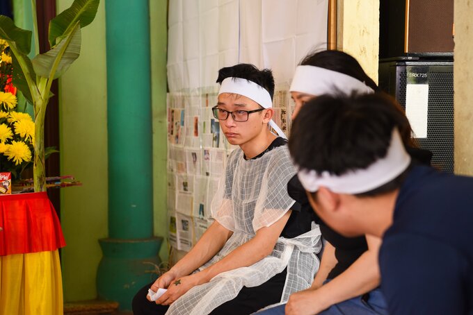 Tại đám tang, cháu N.H.T con trai anh H vô cùng đau đớn khi cùng lúc mất đi bố, mẹ và em gái.