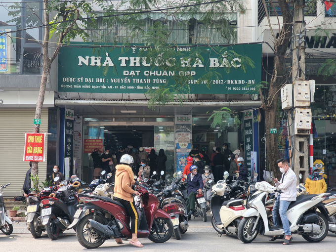 Tại một nhà thuốc nằm trên đường Trần Hưng Đạo rất đông người kéo đến mua kit xét nghiệm nhanh và thực phẩm chức năng tăng sức đề kháng.