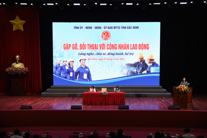 Toàn cảnh hội nghị đối thoại với công nhân lao động.