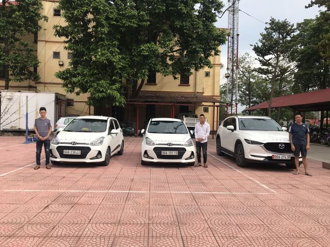 Các đối tượng cùng tang vật vụ án tại cơ quan công an