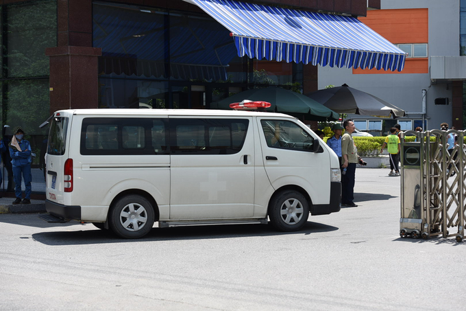 Xe cứu thương cũng được điều động đến để đưa người bị thương đi cấp cứu tại bệnh viện.
