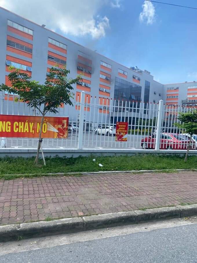 Đám khói vụ cháy bốc ra từ tầng 3 phía trong công ty.