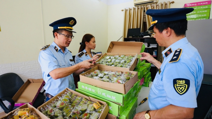 Cán bộ Đội Quản lý thị trường số 3, Cục Quản lý thị trường tỉnh Bắc Giang kiểm tra bánh trung thu không có nguồn gốc xuất xứ