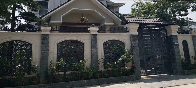 Trước cửa biệt thự của một VIP cỏ mọc lấp hết vỉa hè