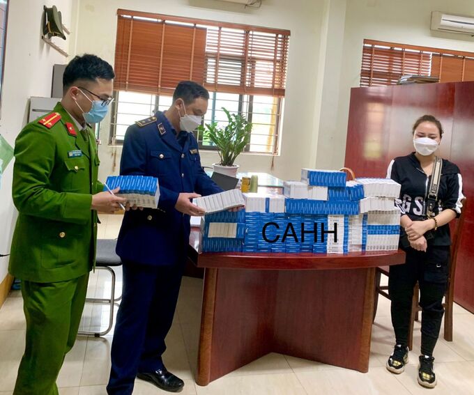 Tổ công tác đang tiến hành kiểm tra 230 hộp thuốc không có nguồn gốc, xuất xứ