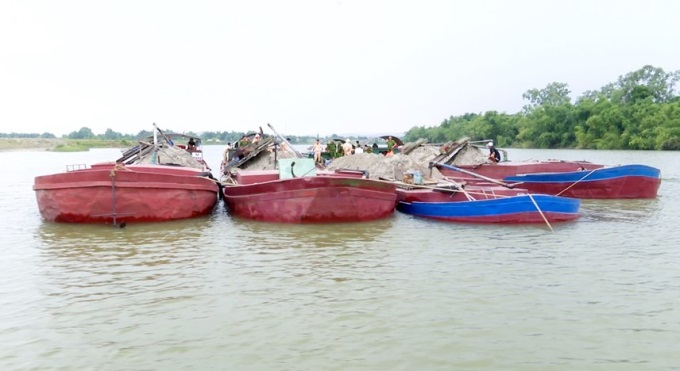 Lực lượng chức năng xác định trên 5 sà lan này chứa gần 200m3 cát vừa được hút từ dưới sông lên