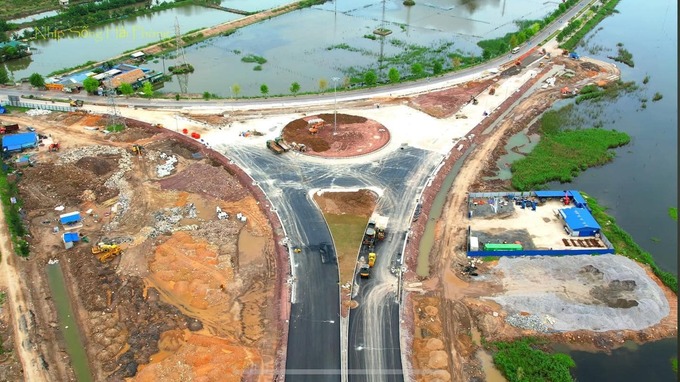 Đường dẫn phía thị xã Quảng Yên, QN còn khá ngổn ngang.