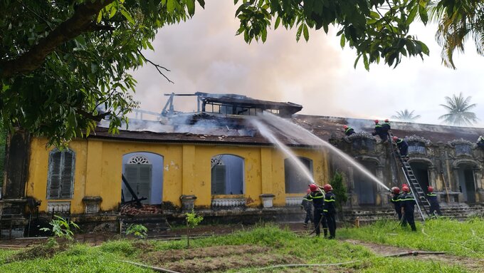 Lực lượng chức năng đã có mặt kịp thời để dập lửa.