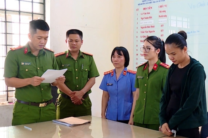 Cơ quan chức năng thi hành các biện pháp tố tụng đối với Mẫn Thị Hoàng Anh (áo đen)