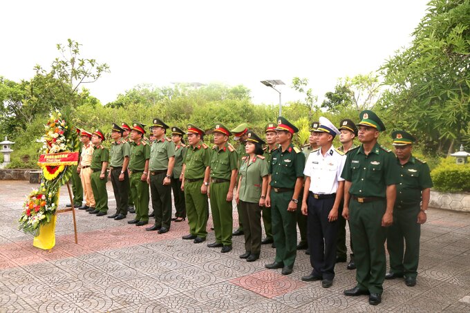 Đoàn công tác dâng hoa, dâng hương tại Đài tưởng niệm Anh hùng liệt sỹ.
