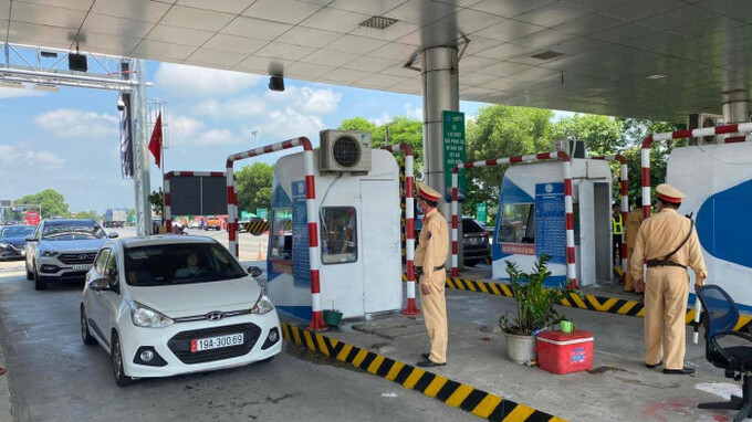 CSGT phối hợp phân luồng xe qua trạm thu phí