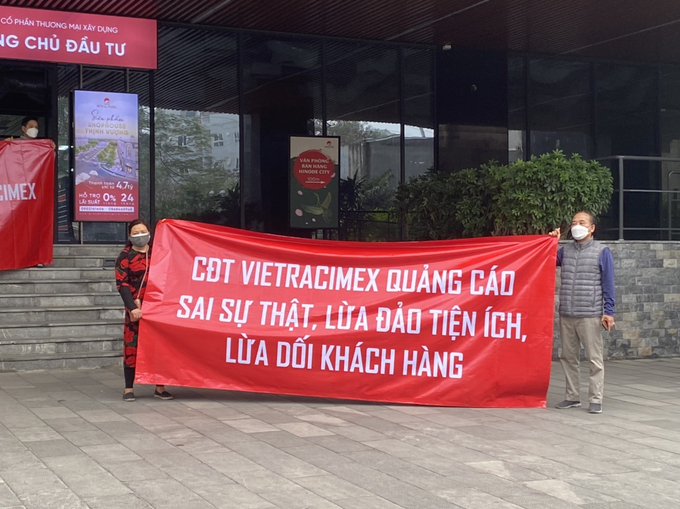Băng rôn cư dân Hinode treo trước cửa toàn nhà chung cư. Ảnh thực tế