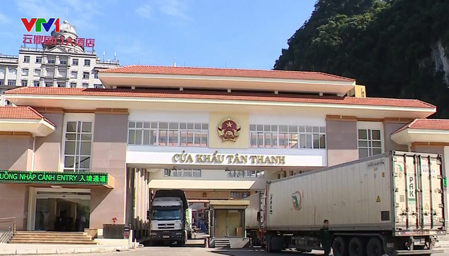 Gần đây, liên tiếp xuất hiện hai vụ tử vong tại cửa khẩu Tân Thanh, nơi có hàng trăm lái xe, phụ xe 'ăn chực, nằm chờ' nhiều ngày để chờ xuất hàng sang Trung Quốc