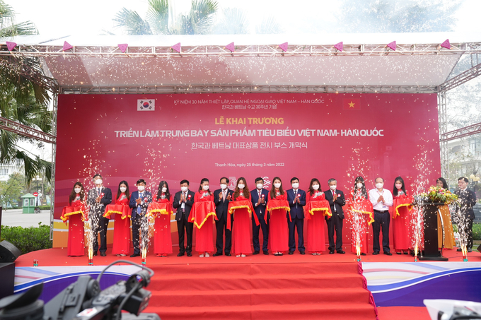 Các đại biểu cắt băng khai trương buổi triển lãm
