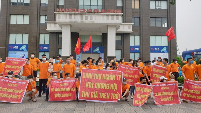 Đỉnh điểm lý do được cư dân chung cư Anland Lakeview căng băng rôn là để phản đối việc chủ đầu tư là Tập đoàn Nam Cường thu phí trông giữ xe ô tô ở mức 1.500.000 đồng/xe/tháng; xe máy là 80.000đồng/xe/tháng