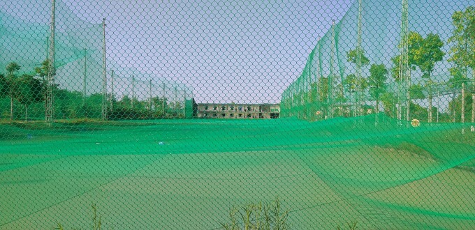 Diện tích mặt ao được căng lưới làm sân tập golf