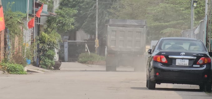 Xe chở chất thải từ dự án gây bụi ô nhiễm môi trường. Ảnh: Lê Dũng