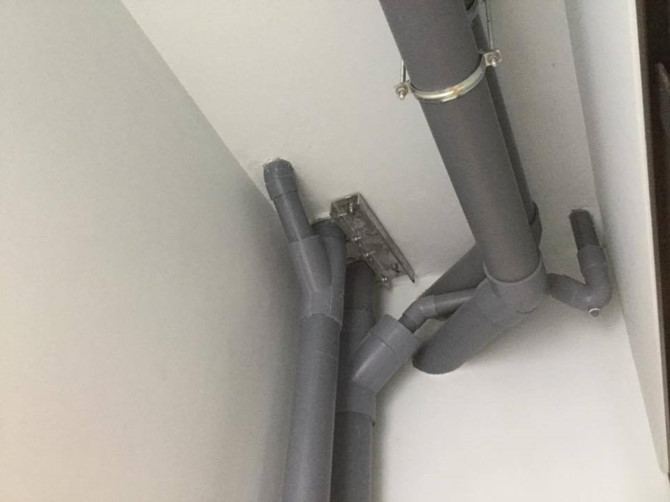 Các căn hộ chung cư cao cấp Sky1, Sky 2 khu Aquabay chằng chịt những đường ống thoát nước lộ thiên như nhà tập thể cũ ở Kim Liên những năm 70