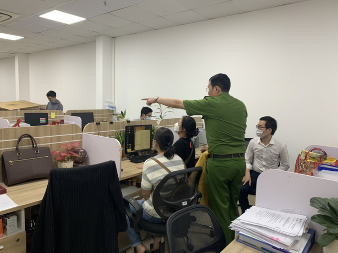Lực lượng chức năng khám xét trụ sở Công ty AIC