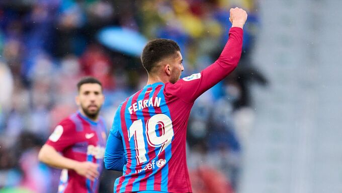 Ferran Torres - cựu sao Man City đón bóng vào lưới Elche san bằng tỉ số trận đấu | Ảnh: FCBN
