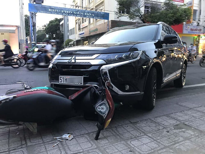 Tuy đối tượng cướp giật rút dao chống trả quyết liệt, nhưng với tư cách là một người chiến sĩ công an nhân dân, Trung tá Lâm đã tước đoạt hung khí, bắt giữ được kẻ cướp cùng sự giúp đỡ của hai người dân. Ảnh thực tế