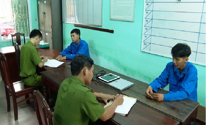 Công an thị xã Hương Thuỷ, đang lấy lời khai của hai đối tượng, Huy và Hải. Ảnh: AT