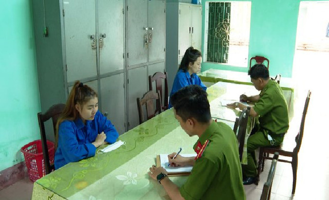 Cơ quan cảnh sát điều tra, đang lấy lời khai của hai đối tượng, Thuỷ và Phụng. Ảnh AT