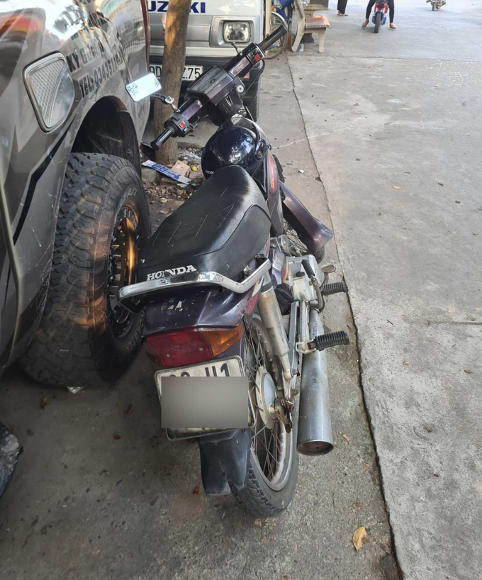 Chiếc xe chúng thuê người để di chuyển qua cầu Đồng Xép (Tiên Du, Bắc Ninh).