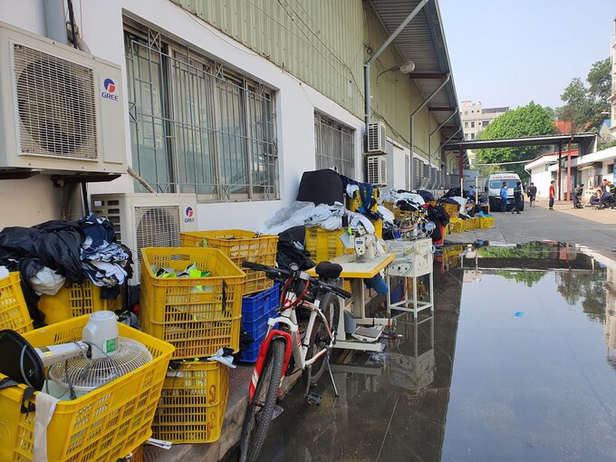 Nhiều nguyên vật liệu cũng kịp thời được đưa ra ngoài kho.