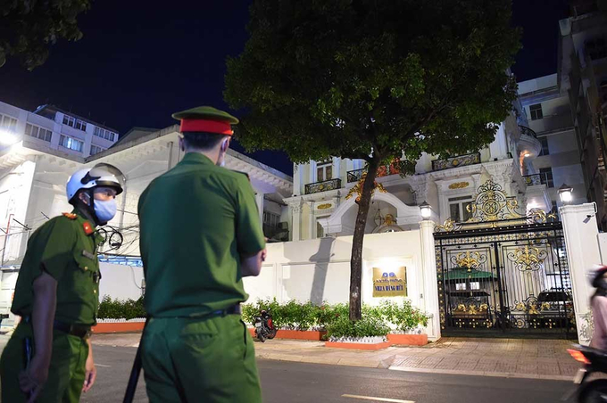 Tổ công tác của Công an TP.HCM làm việc trong căn biệt thự đã nhiều giờ. Ảnh Vietnamnet
