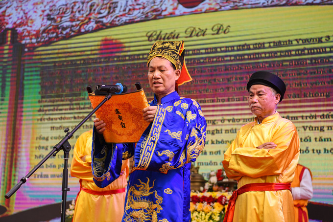 Quan đám đọc Chiếu dời Đô.